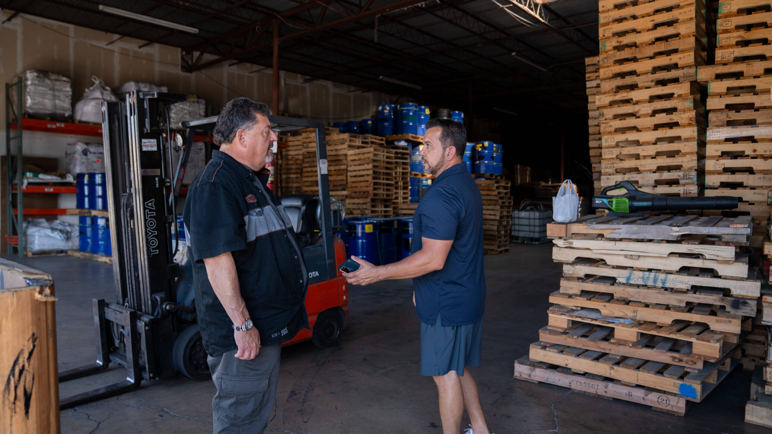 2 workers talking on warehouse floor