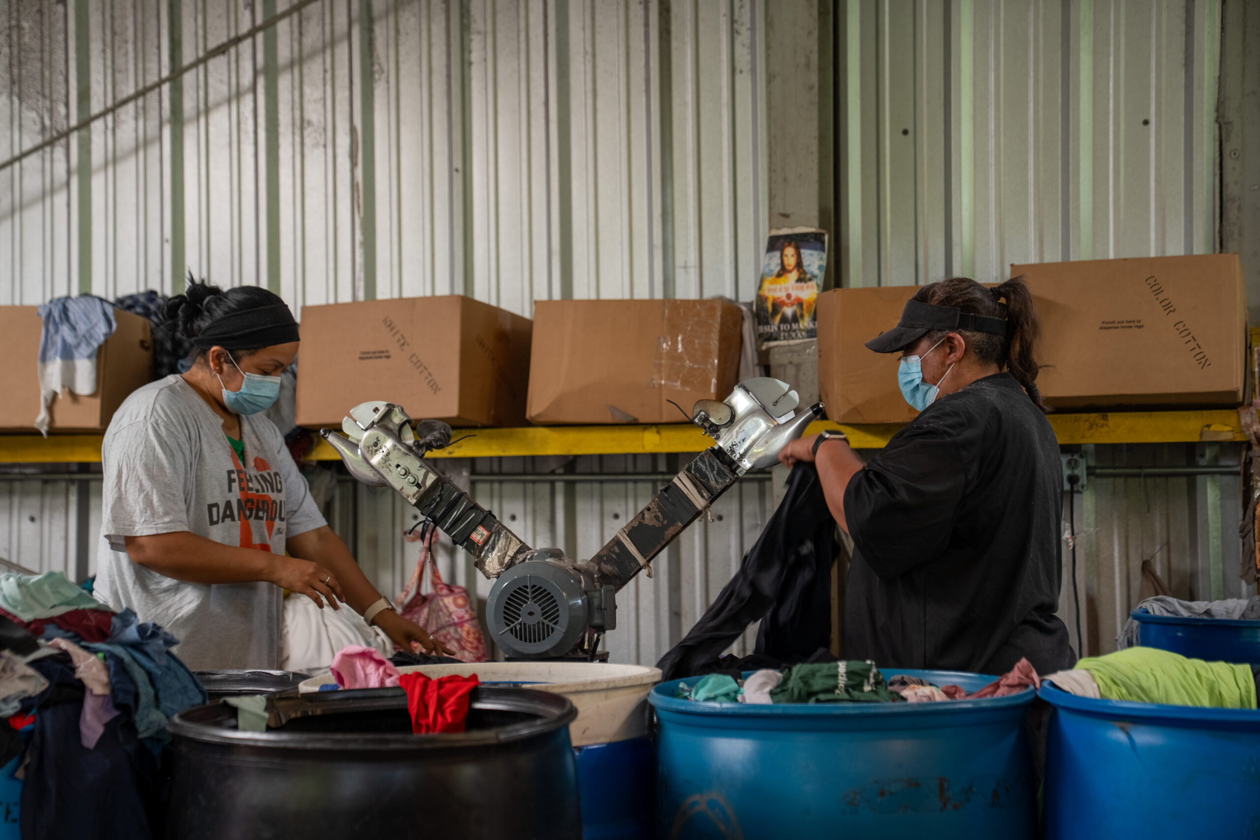 2 employees working in warehouse
